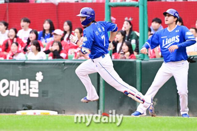 2025년 10월 9일 인천 SSG랜더스필드에서 '2025 신한 SOL뱅크 KBO리그 준플레이오프' 1차전 삼성-SSG의 경기. 삼성 이재현이 1회초 선두타자로 등장해 SSG 화이트를 상대로 선제 솔로 홈런을 때린 뒤 그라운드를 돌고 있다./마이데일리