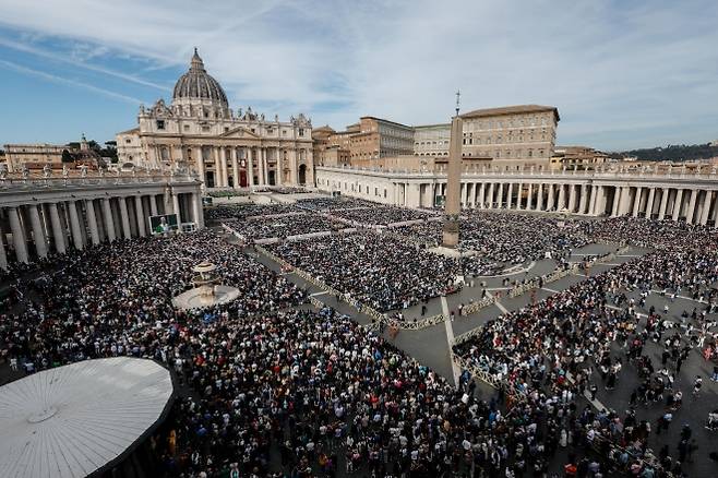 마리아 영성 희년 기념일인 12일(현지시간) 교황 레오 14세가 바티칸 성 베드로 광장에서 미사를 집전한 가운데 수많은 신도들이 광장을 가득 메우고 있다. 2025.10.12 EPA 연합뉴스