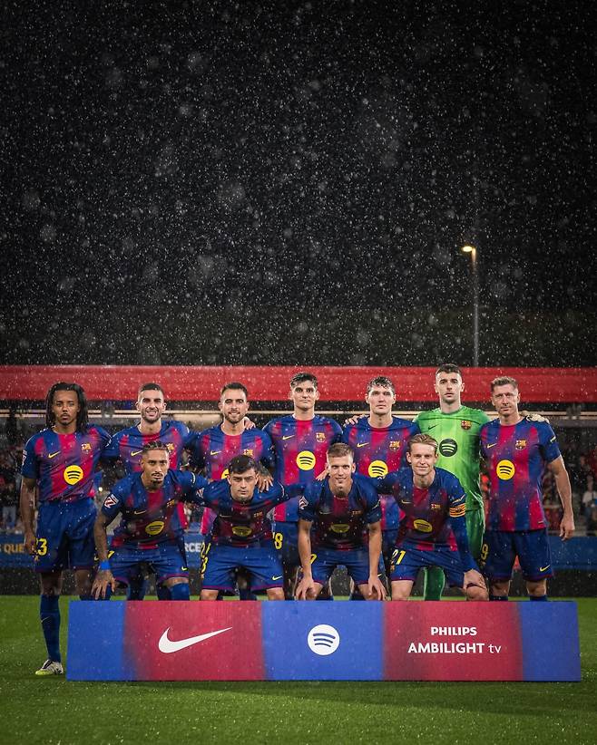 FC바르셀로나 선수단이 킥오프를 앞두고 도열한 모습. 사진출처|FC바르셀로나 페이스북
