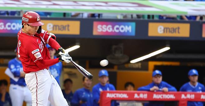 지난 11일 준플레이오프 2차전에서 SSG 김성욱이 9회말 1사 끝내기 솔로 홈런을 치고 있다. 연합뉴스