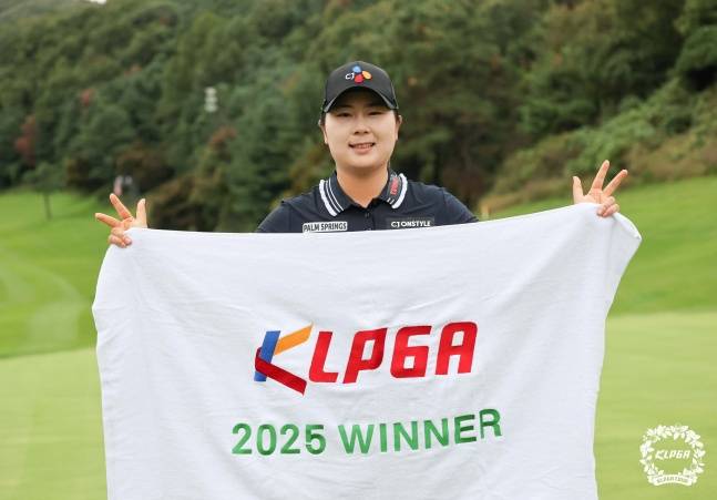 홍정민이 12일 KLPGA 투어 K-푸드 놀부·화미 마스터즈에서 우승하고 포즈를 취하고 있다. /사진=KLPGA 제공