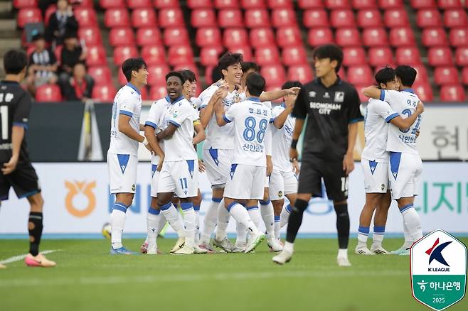 인천 유나이티드 선수들이 12일 탄천종합운동장에서 열린 성남FC와의 하나은행 K리그2 2025 34라운드 원정경기에서 김건희(가운데)의 선제골 이후 기뻐하고 있다. /사진=한국프로축구연맹 제공