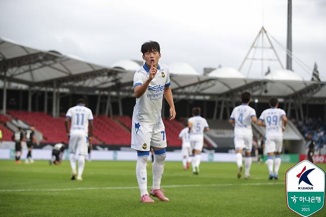 인천 유나이티드 박승호가 12일 탄천종합운동장에서 열린 성남FC와의 하나은행 K리그2 2025 34라운드 원정경기에서 페널티킥 골을 넣은 뒤 골 세리머니를 하고 있다. /사진=한국프로축구연맹 제공