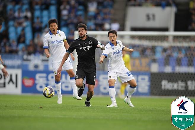 성남FC 프레이타스(왼쪽)와 인천 유나이티드 정원진이 12일 탄천종합운동장에서 열린 성남FC와의 하나은행 K리그2 2025 34라운드에서 치열한 볼경합을 펼치고 있다. /사진=한국프로축구연맹 제공