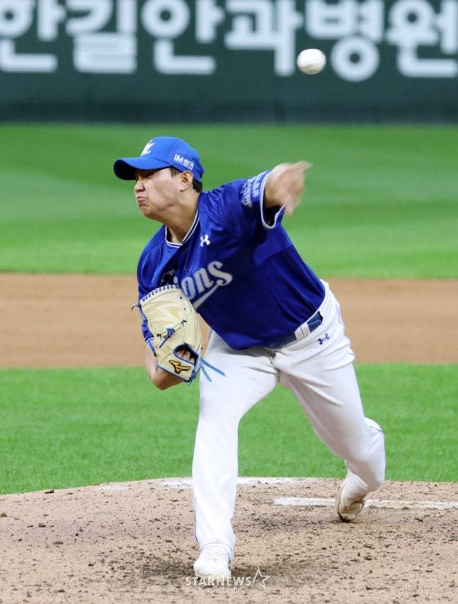 삼성 배찬승이 11일 인천 SSG 랜더스필드에서 열린 2025 KBO 준플레이오프 2차전에서 역투하고 있다. /사진=강영조 선임기자