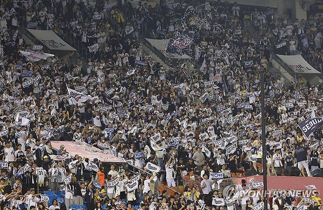 한점 더 (서울=연합뉴스) 신준희 기자 = 30일 잠실야구장에서 열린 프로야구 LG와 두산의 경기.
두산 박지훈이 9회초 1사 1, 3루 상황에서 1타점 안타를 치자 두산 팬들이 환호하고 있다. 2025.9.30 hama@yna.co.kr