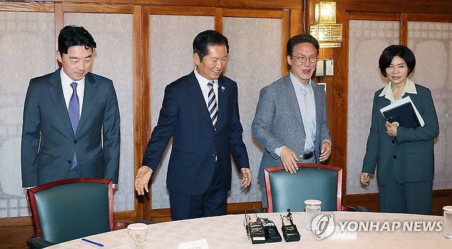 고위당정협의회 참석하는 김민석 국무총리 (서울=연합뉴스) 이정훈 기자 = 김민석 국무총리가 12일 서울 종로구 총리공관에서 열린 고위당정협의회에 참석하고 있다. 왼쪽부터 강훈식 대통령 비서실장, 더불어민주당 정청래 대표, 김 총리, 한정애 정책위의장. 2025.10.12 uwg806@yna.co.kr