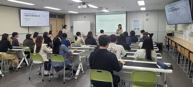 ▲ 사진은 아름다운가게와 협업 회의 장면. /사진제공=경기도교육청