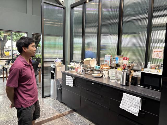 퐁사톤 락틴 펀스페이스 매니저가 워케이션 참가자들을 위한 편의 시설 등을 설명하고 있다.