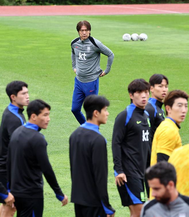 홍명보 대한민국 축구 국가대표팀 감독이 12일 경기 고양종합운동장 보조구장에서 열린 공식 훈련에서 선수들을 바라보고 있다. 사진=연합뉴스
