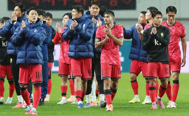 10일 서울 마포구 서울월드컵경기장에서 열린 한국과 브라질 축구 대표팀의 친선경기. 5-0으로 패배한 한국 선수들이 팬들에게 인사하고 있다. 사진=연합뉴스