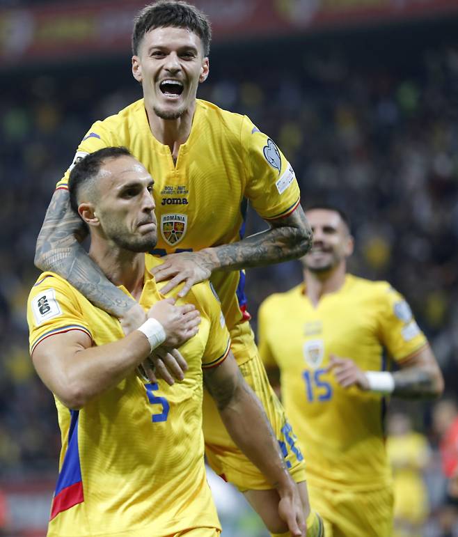 13일 오스트리아전에서 결승골을 넣고 기뻐하는 루마니아 선수들. EPA연합뉴스