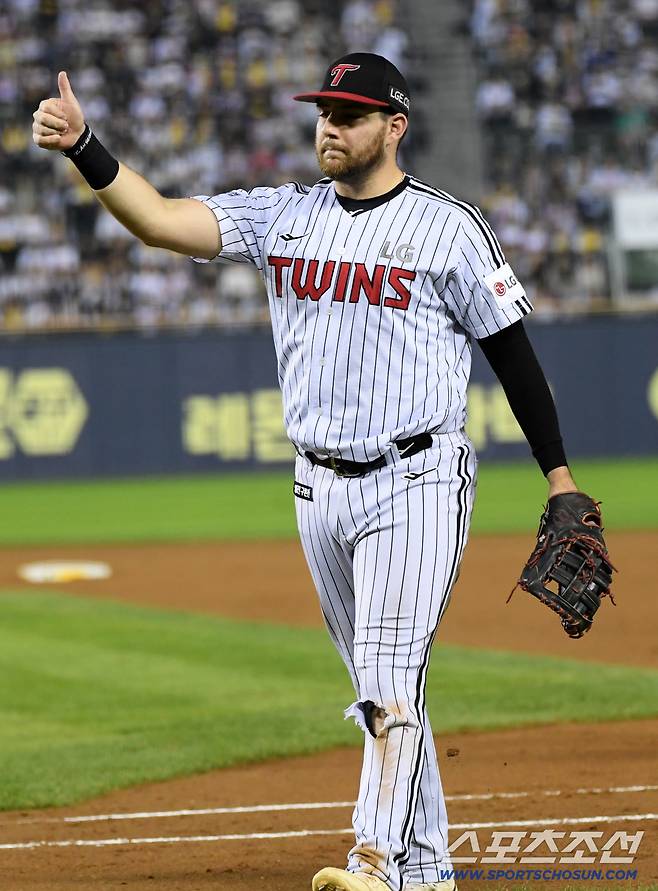 30일 잠실구장에서 열린 LG 트윈스와 두산 베어스의 경기. LG 1루수 오스틴이 5회까지 마운드를 책임진 선발 송승기를 향해 엄지를 치켜세우고 있다. 잠실=박재만 기자 pjm@sportschosun.com/2025.09.30/