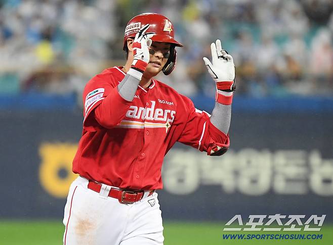 13일 대구 라이온즈파크에서 열린 SSG와 삼성의 준PO 3차전. 9회초 무사 1루 고명준이 투런포를 친 후 기뻐하고 있다. 대구=정재근 기자 cjg@sportschosun.com/2025.10.13/