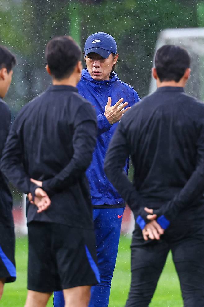 훈련 전 선수들에게 지시 내리는 홍명보 감독
(고양=연합뉴스) 서대연 기자 = 대한민국 축구 국가대표팀 홍명보 감독이 파라과이와의 평가전을 하루 앞둔 13일 경기도 고양시 고양종합운동장 보조구장에서 열린 공식훈련 시작에 앞서 선수들을 모아놓고 지시를 내리고 있다. 2025.10.13