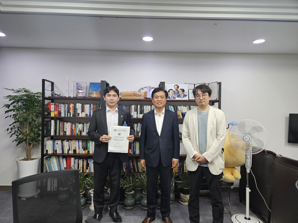 △이철우 게임이용자협회장과 김성회 유튜버가 조승래 의원실을 찾아 '게임산업진흥에 관한 법률(게임법)' 전부개정안에 대한 환영 입장과 함께 우려 사항을 전달한뒤 기념촬영을 하고 있는 모습.