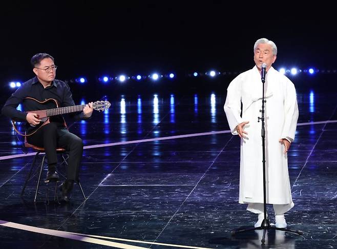 소리꾼 장사익(오른쪽)이 지난 2일 오후 서울 여의도 KBS홀에서 열린 제20회 서울드라마어워즈에 참석해 축하공연을 펼치고 있다. 뉴스1