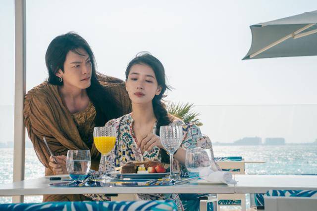 넷플릭스 드라마 '다 이루어질지니'의 램프의 정령 이블리스(김우빈)와 감정을 모르는 사이코패스 주인 기가영(수지). 넷플릭스 제공