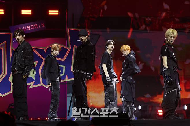 투어스(TWS) 한진, 영재, 도훈, 신유, 경민, 지훈이 13일 오후 서울 광진구 예스24라이브홀에서 열린 미니 4집 'play hard' 미디어 쇼케이스에서 선공개곡 무대를 선보이고 있다. 투어스는 과열된 상태를 뜻하는 타이틀곡 ‘OVERDRIVE(오버드라이브)’를 통해 사랑에 푹 빠진 청춘의 역동적인 감정을 노래한다. 서병수 기자 qudtn@edaily.co.kr /2025.10.13/