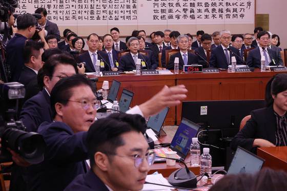 이재명 정부 첫 국정감사가 시작된 13일 서울 여의도 국회에서 열린 법제사법위원회 국정감사에서 국민의힘 의원들이 의사진행 발언을 요청하고 있다. 연합뉴스