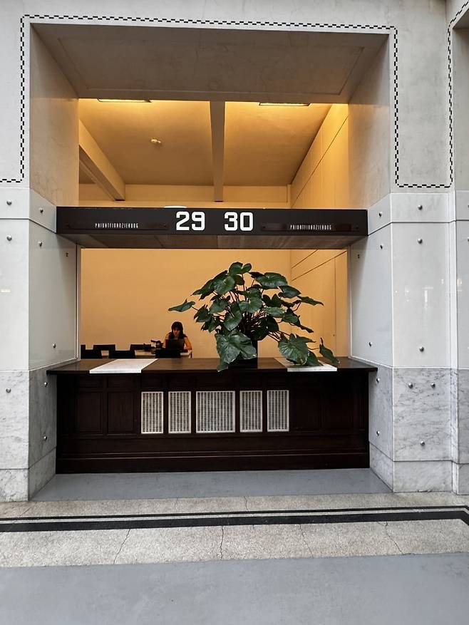 오스트리아 우정저축은행 내부. Bora Kim