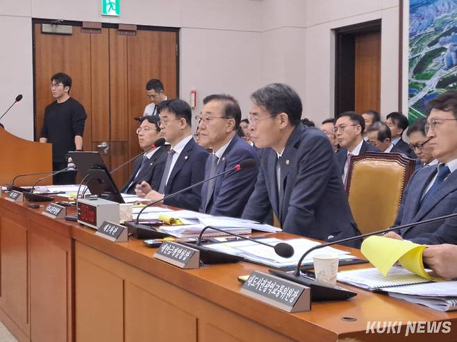 김윤덕 국토교통부 장관이 13일 서울여의도 국회 국토교통위원회 국정감사에 참석해 답변하고 있다. 정덕영 기자
