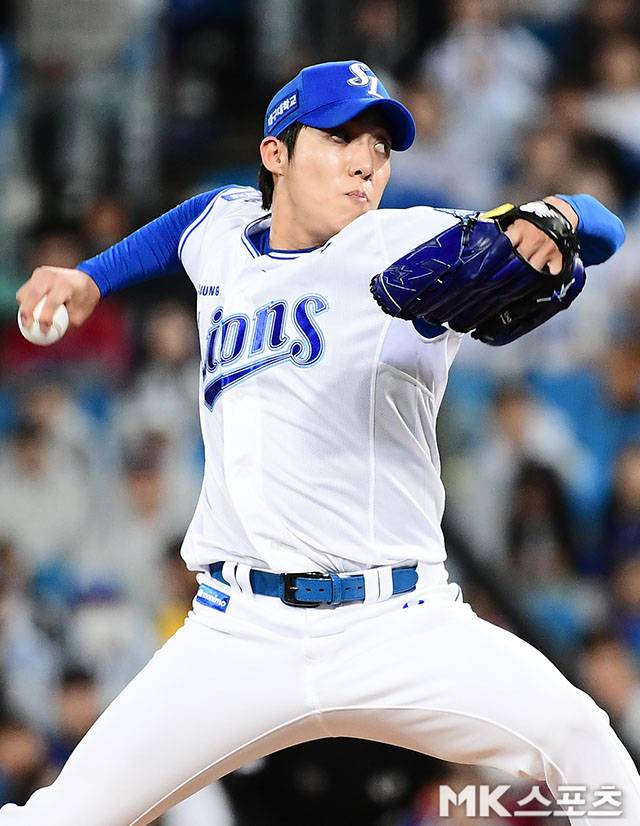 13일 오후 대구삼성라이온즈파크에서 ‘2025 신한 SOL Bank KBO 포스트시즌’ SSG 랜더스와 삼성 라이온즈의 준플레이오프(5전 3선승제) 3차전이 열렸다. 삼성 선발 원태인이 역투하고 있다. 사진(대구)=김영구 기자