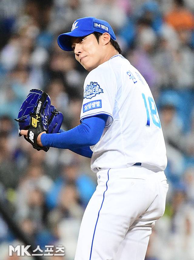 13일 오후 대구삼성라이온즈파크에서 ‘2025 신한 SOL Bank KBO 포스트시즌’ SSG 랜더스와 삼성 라이온즈의 준플레이오프(5전 3선승제) 3차전이 열렸다. 6회초 2사 1루에서 삼성 선발 원태인이 SSG 최지훈을 내야땅볼 처리한 후 마운드를 내려오고 있다. 사진(대구)=김영구 기자