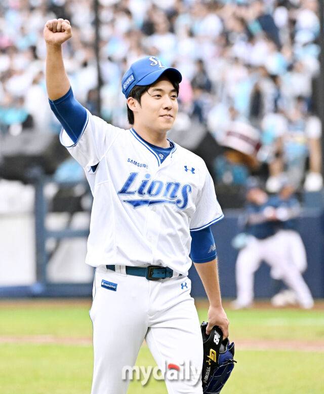 7일 오후 대구광역시 수성구 대구삼성라이온즈파크에서 진행된 '2025 프로야구 KBO리그 포스트시즌' 와일드카드 결정전 1차전 삼성라이온즈와 NC다이노스의 경기. 삼성 원태인이 6회초 2사 1,2루서 이우성을 우익수 뜬공으로 잡은 뒤 포효하고 있다./마이데일리