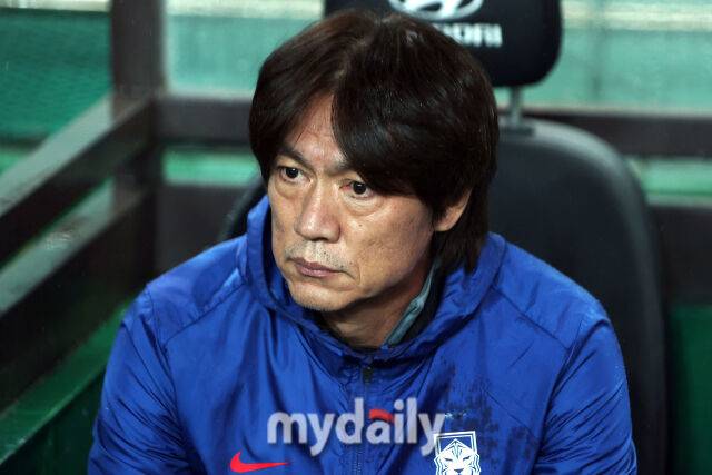 2025년 10월 10일 서울월드컵경기장에서 하나은행 초청 축구국가대표팀 친선경기 대한민국과 브라질의 경기가 열렸다. 홍명보 감독이 경기를 지켜보고 있다./마이데일리