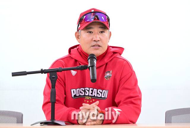 2025년 10월 13일 오후 대구 삼성라이온즈파크에서 열린 '2025 신한 SOL Bank KBO 포스트시즌' SSG 랜더스와 삼성 라이온즈의 준플레이오프 3차전 경기.경기 전 SSG 이숭용 감독이 취재진의 질문에 답하고 있다./대구=유진형 기자