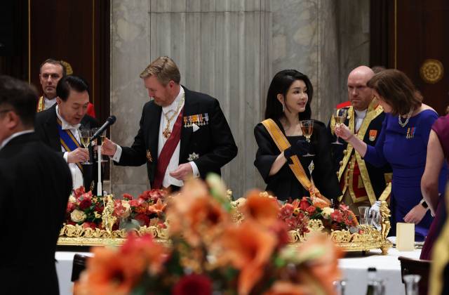 ▲ 윤석열 대통령과 김건희 여사가 지난 2023년 12월 12일(현지시간) 네덜란드 암스테르담 왕궁에서 열린 국빈 만찬에서 빌럼-알렉산더르 네덜란드 국왕 등과 건배하고 있다. ⓒ연합뉴스