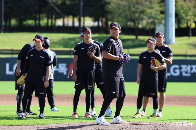 LG 송승기가 한국시리즈 대비 합숙 훈련이 진행되고 있는 이천 LG챔피언스파크에서 투구 동작을 취하고 있다. 사진제공|LG 트윈스