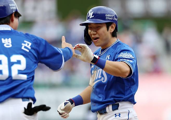 삼성 김지찬(오른쪽)이 13일 대구 SSG와 준PO 3차전에 1번타자 중견수로 선발출전한다. 뉴시스