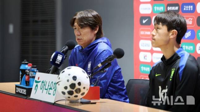 파라과이와 평가전을 앞둔 대한민국 축구대표팀 홍명보 감독과 이재성이 13일 경기 고양시 고양종합운동장에서 기자회견을 하고 있다. /사진=뉴시스
