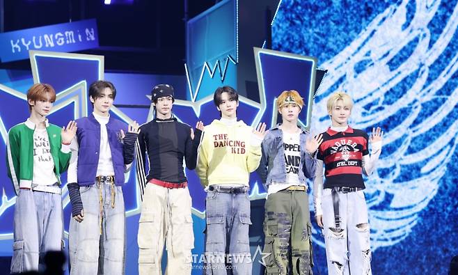 그룹 투어스가 13일 서울 광진구 예스24라이브홀에서 열린 네 번째 미니앨범 'play hard' 발매 쇼케이스에서 포즈를 취하고 있다. /2025.10.13 /사진=김휘선 hwijpg@