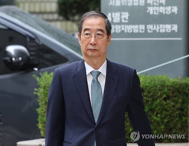 재판 출석하는 한덕수 (서울=연합뉴스) 서명곤 기자 = 내란 우두머리 방조 혐의를 받는 한덕수 전 국무총리가 13일 서울 서초구 서울중앙지법에서 열린 내란 우두머리 방조, 위증, 허위공문서 작성 및 행사 등 혐의 사건 재판에 출석하고 있다. 2025.10.13 seephoto@yna.co.kr