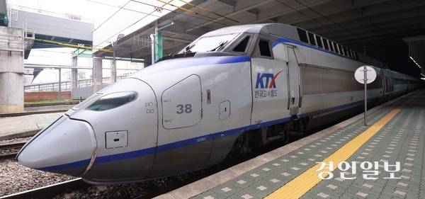 잠실~성남~광주~용인~화성~안성~진천~청주공항을 잇는 ‘중부권 광역급행철도’가 민자사업으로 추진되고 있다. 사진은 KTX의 모습. /경인일보 DB