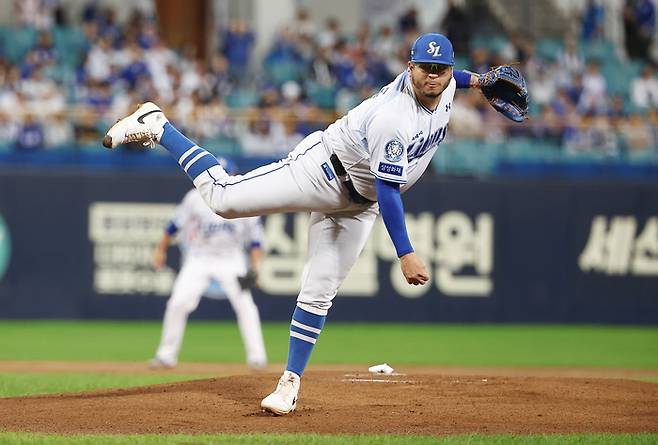14일 대구 삼성라이온즈파크에서 열린 2025 KBO 프로야구 포스트시즌 준플레이오프 4차전 SSG 랜더스와 삼성 라이온즈의 경기. 1회초 삼성 선발 투수 후라도가 역투하고 있다. 연합뉴스
