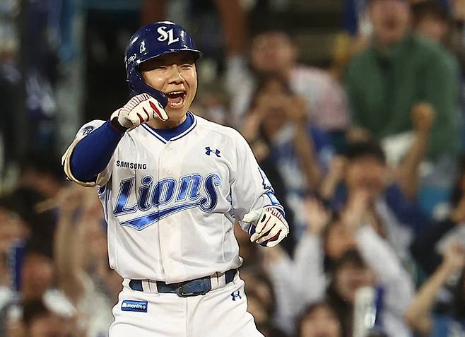 14일 대구 삼성라이온즈파크에서 열린 2025 KBO 프로야구 포스트시즌 준플레이오프 4차전 SSG 랜더스와 삼성 라이온즈의 경기. 3회말 1사 1,2루 삼성 김지찬이 1타점 적시타를 치고 기뻐하고 있다. 연합뉴스