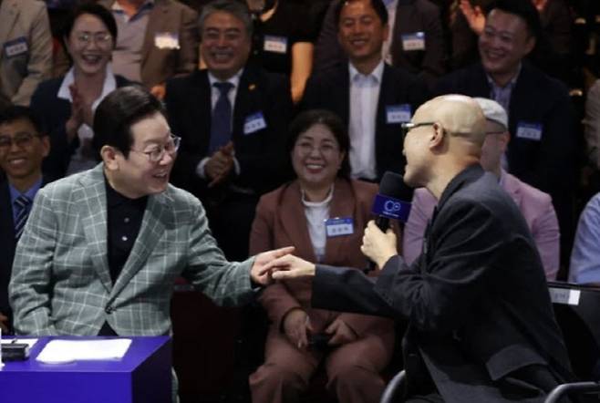 이재명 대통령과 홍석천이 14일 서울 동대문구 콘텐츠문화광장에서 열린 디지털 토크라이브 행사에 참석해 대화를 나누는 모습. (사진=연합뉴스)