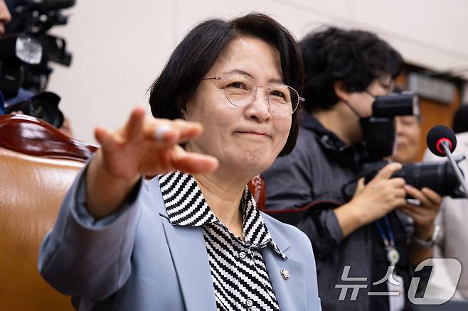 추미애 국회 법제사법위원장이 13일 서울 여의도 국회에서 열린 법제사법위원회의 대법원 등에 대한 국정감사에서 더불어민주당 의원들을 향해 국민의힘의 항의에 대한 대응을 자제해줄 것을 요청하고 있다. 2025.10.13/뉴스1 ⓒ News1 유승관 기자