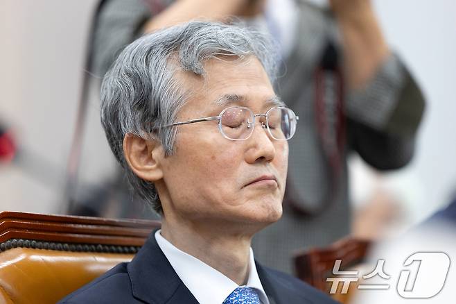 조희대 대법원장이 13일 서울 여의도 국회에서 열린 법제사법위원회의 대법원 등에 대한 국정감사에 출석해 생각에 잠겨있다. 2025.10.13/뉴스1 ⓒ News1 이승배 기자