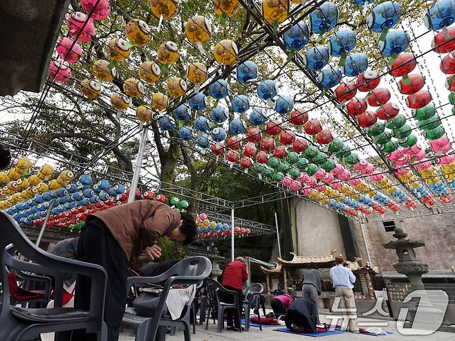 2026학년도 대학수학능력시험을 30일 앞둔 14일 오후 서울 강북구 삼각산 도선사에서 학부모들이 불자들이 자녀의 학업 성취를 기원하며 기도하고 있다. 2025.10.14/뉴스1 ⓒ News1 황기선 기자