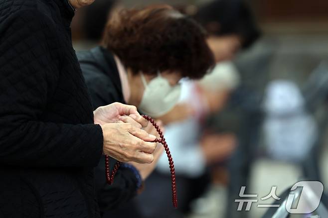 2026학년도 대학수학능력시험을 30일 앞둔 14일 오후 서울 강북구 삼각산 도선사에서 학부모들이 불자들이 자녀의 학업 성취를 기원하며 기도하고 있다. 2025.10.14/뉴스1 ⓒ News1 황기선 기자