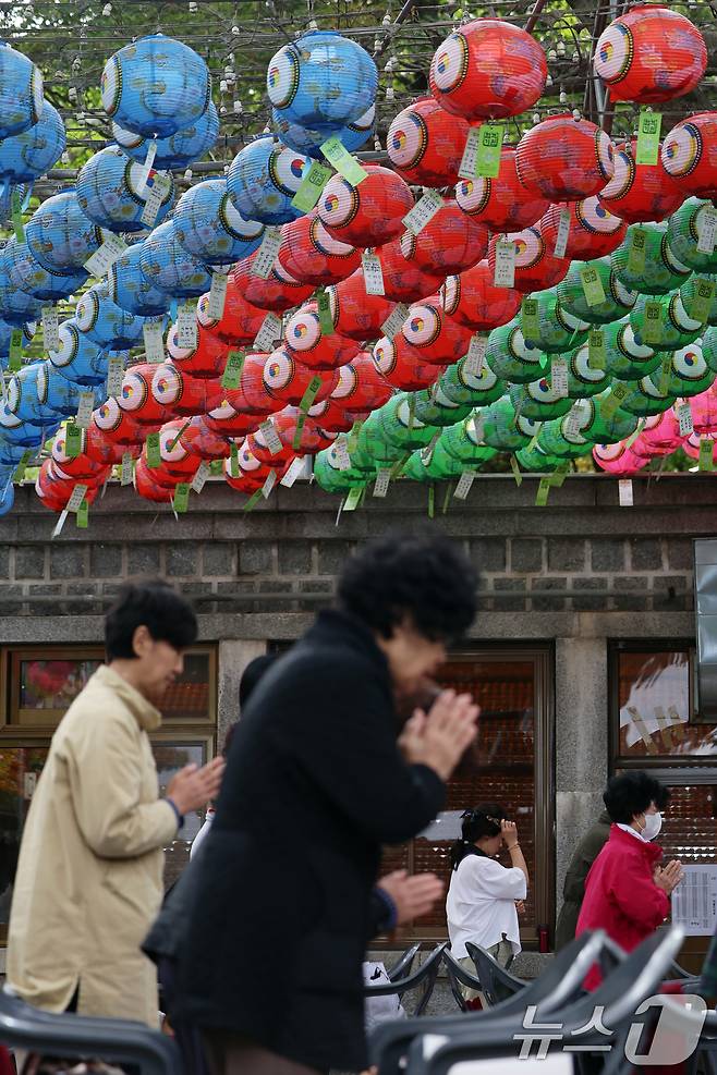 2026학년도 대학수학능력시험을 30일 앞둔 14일 오후 서울 강북구 삼각산 도선사에서 학부모들이 불자들이 자녀의 학업 성취를 기원하며 기도하고 있다. 2025.10.14/뉴스1 ⓒ News1 황기선 기자