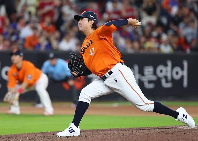 한화 김범수가 대전 한화생명 볼파크에서 열린 2025 KBO리그 SSG전에서 6회 역투하고 있다. 사진 | 대전=연합뉴스