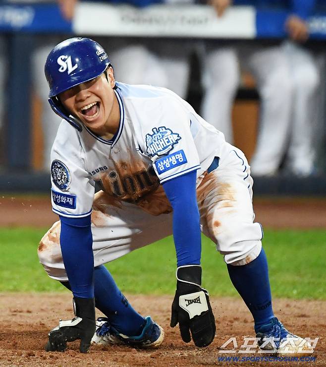 13일 대구 라이온즈파크에서 열린 삼성과 SSG의 준PO 3차전. 3회말 2사 1,3루 삼성 김성윤의 내야 안타 때 SSG 2루수 안상현의 악송구를 틈타 김지찬이 홈을 파고들고 있다. 대구=박재만 기자 pjm@sportschosun.com/2025.10.13/