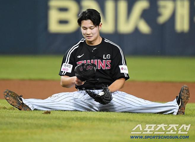 10일 서울 잠실구장에서 열린 LG-두산전. 8회말 2사 양의지의 내야 뜬공을 투수 김영우가 주저 앉으며 잡은 후 안도하고 있다. 잠실=정재근 기자 cjg@sportschosun.com/2025.9.10/