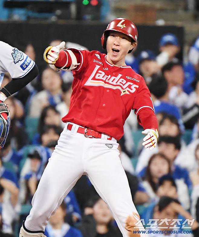 14일 대구 라이온즈파크에서 열린 SSG와 삼성의 준PO 4차전. 8회초 무사 1, 3루 박성한이 2타점 동점 2루타를 친 후 3루까지 진루해 환호하고 있다. 대구=정재근 기자 cjg@sportschosun.com/2025.10.14/